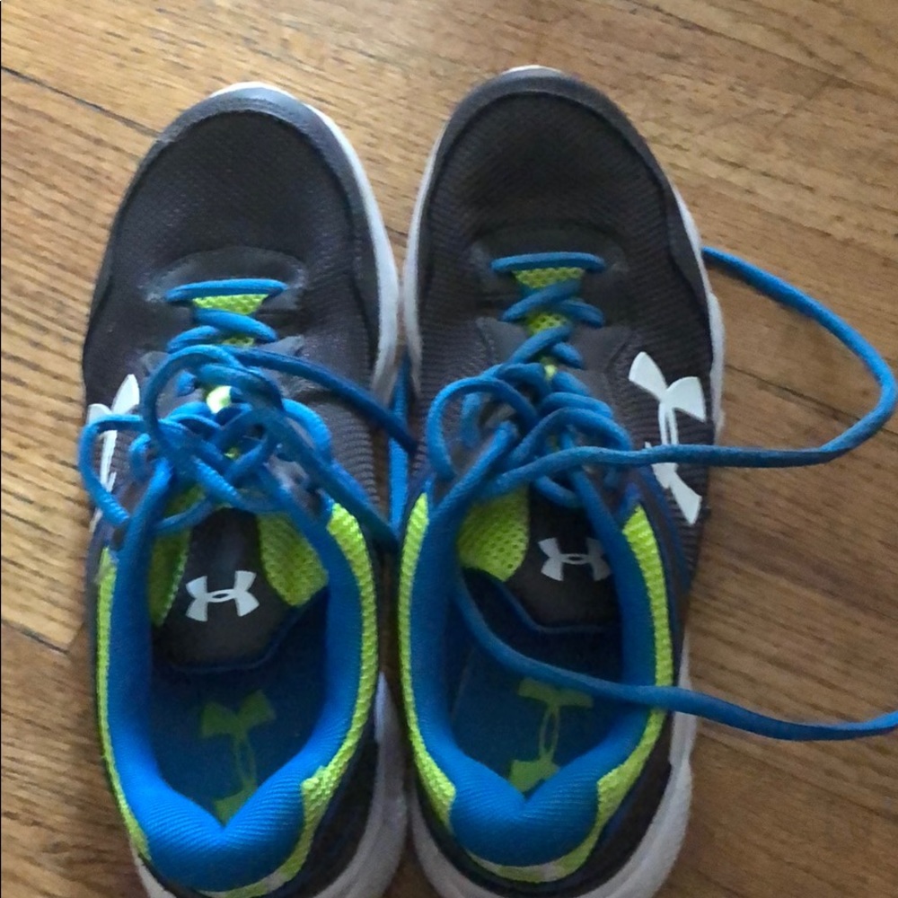 Pair of under armor size 5.5 men’s 7 to 71/2 Wom